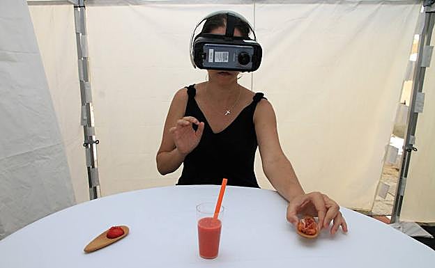 Una joven prueba las tapas en la experiencia de realidad distribuida que se ha llevado a cabo en Segovia. 