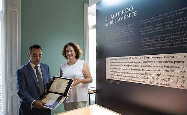 La consejera de Cultura, María Josefa García Cirac, y el alcalde de Benavente, Luciano Huerga, en la presentación de la muestra. 