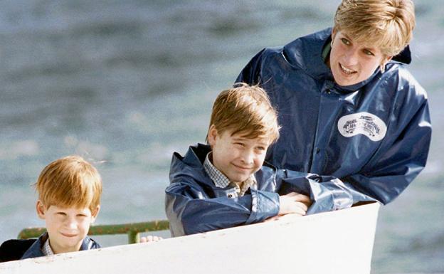 La princesa Diana de Gales, sus hijos Guillermo (d.) y Enrique. 