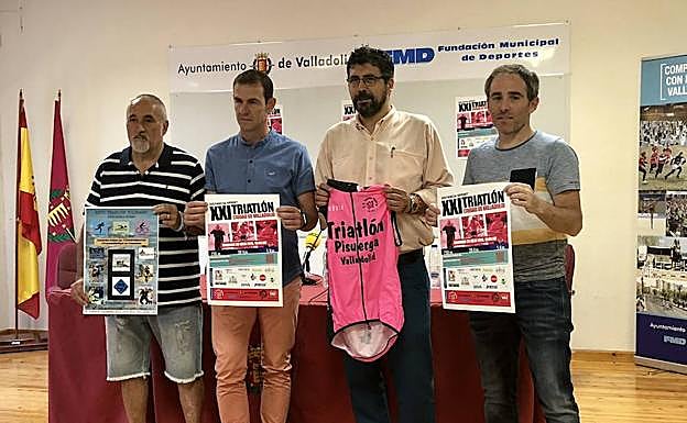 Jesús Gómez, Amancio del Castillo, Alberto Bustos y Roberto Rey en la presentación del Triatlón 