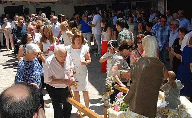 Ofertorio a la imagen de Santa Ana en la plaza del Ayuntamiento de Madroñal.