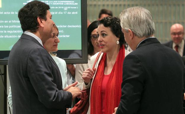 El consejero Carlos Fernández Carriedo conversa con la ministra de Trabajo, Magdalena Valerio.