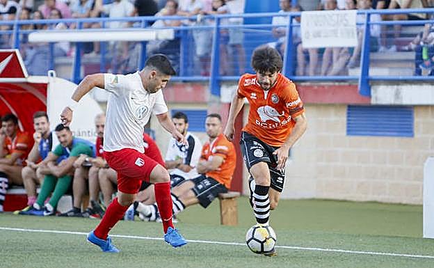 Javi Navas conduce el balón en el amistoso de la pasada pretemporada. 
