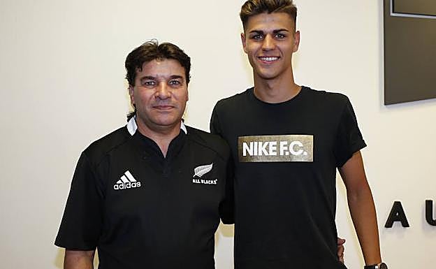 El técnico Onofre Hernández posa junto a su hijo Diego Hernández tras la presentación del jugador con Unionistas. 