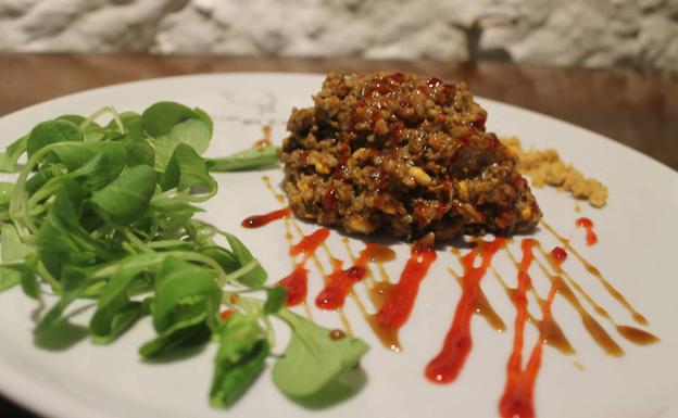 Ensalada templada de morcilla finalizada. 