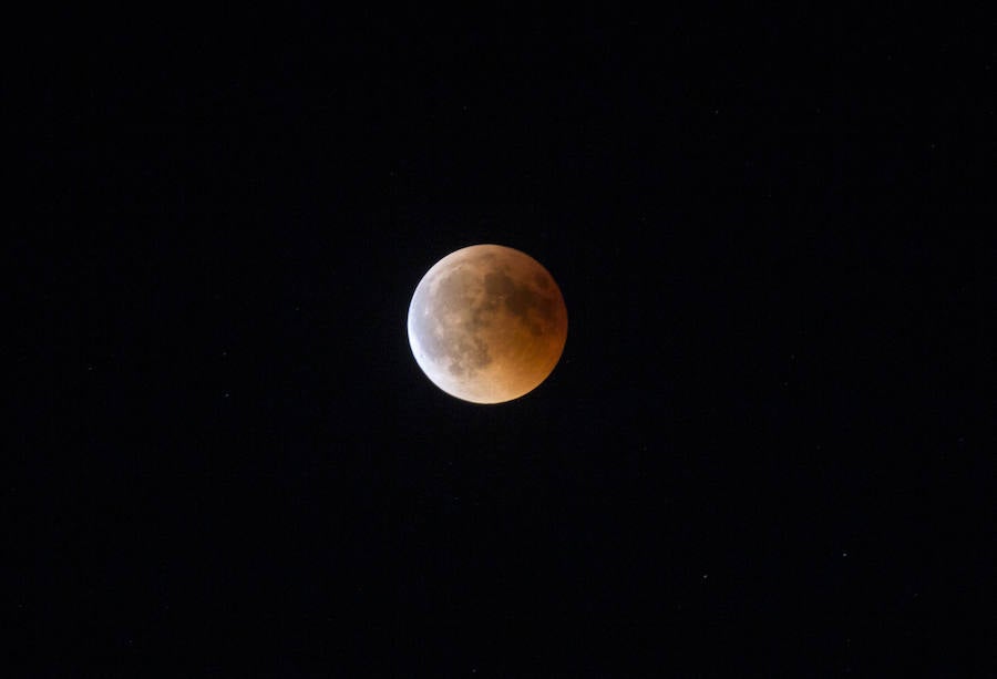 Luna de sangre y eclipse desde Fuente el Sol. 