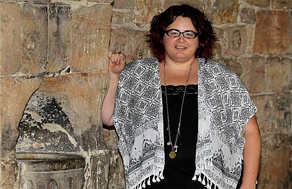 Kameron Hurley posa en Avilés. 