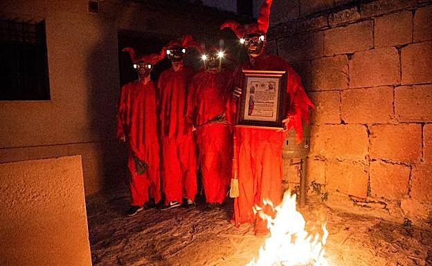 Los Diablillos de Sepúlveda muestran la acreditación concedida este viernes. 