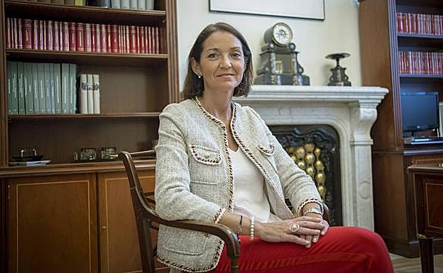 Reyes Maroto, en un despacho del Congreso de los Diputados. 