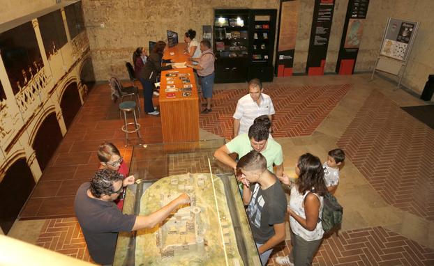 Puertas abiertas en el castillo de los Sarmiento, este domingo.