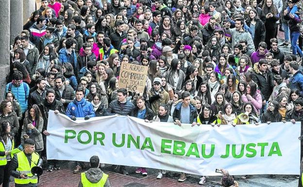 Bachilleres de toda la comunidad protestaron para pedir una EBAU justa. 