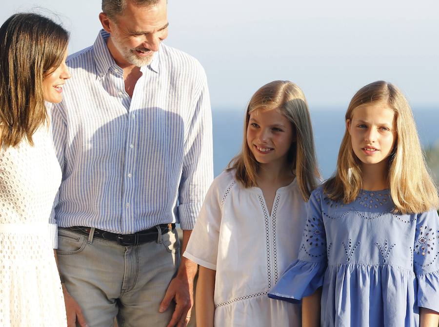 Los Reyes y sus hijas, la princesa Leonor y la infanta Sofía, han cumplido esta tarde la tradición de posar ante los medios gráficos al comienzo de su estancia veraniega en Palma, aunque esta vez no lo han hecho en el Palacio de Marivent, sino en el de la Almudaina.