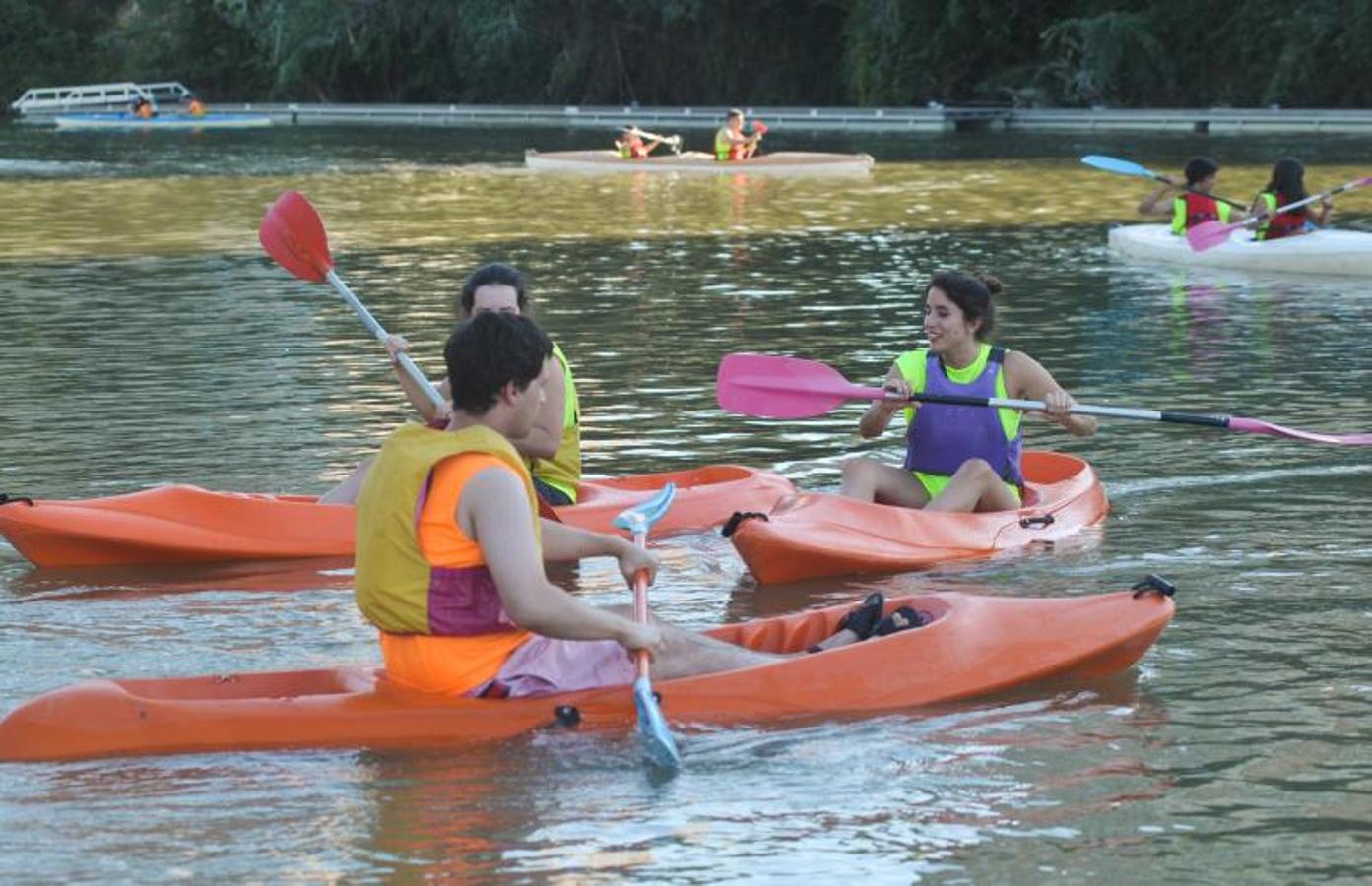 Fotos: 2.000 jóvenes participan en las actividades deportivas de &#039;Vallanoche&#039;, en las Moreras