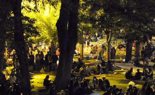 Jóvenes haciendo botellón en Las Moreras. 