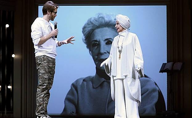 Manuel Velasco dirige a su madre Concha en uno de los ensayos de 'El funeral', estrenada en el Teatro Calderón. 