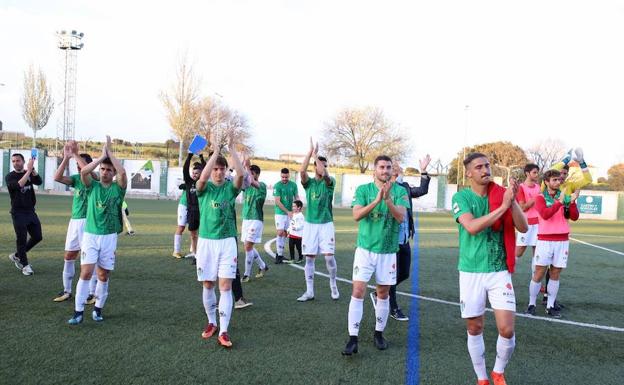Los jugadores del Guijuelo saludan a sus aficionados trasn conseguir la permanencia la temporada pasada.