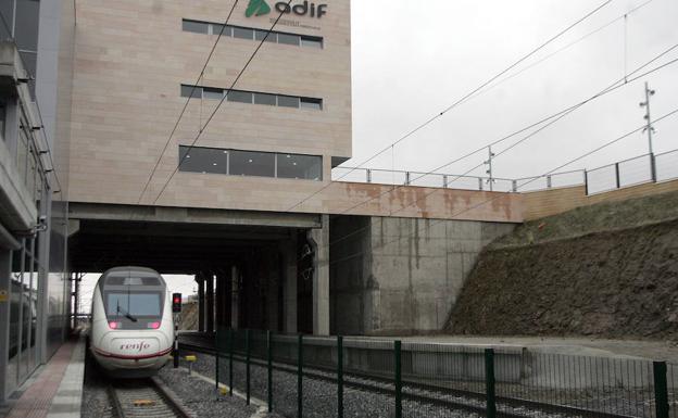 Un Avant llega a la estación del Ave de Segovia.,