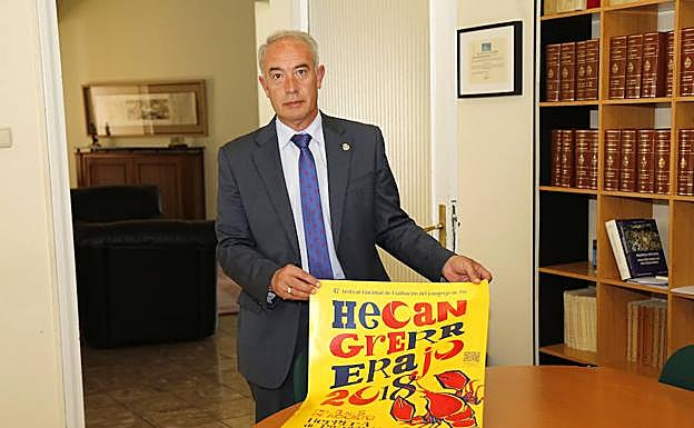 Luis Javier San Millán, alcalde de Herrera de Pisuerga, con el cartel del festival