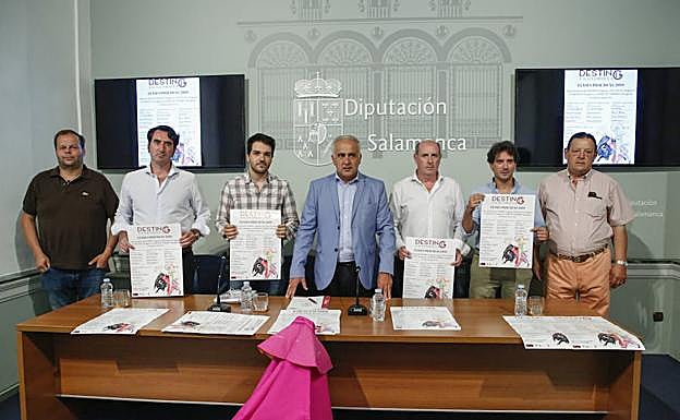 Los representantes de los cuatro municipios sujetan los carteles taurinos de sus pueblos. 