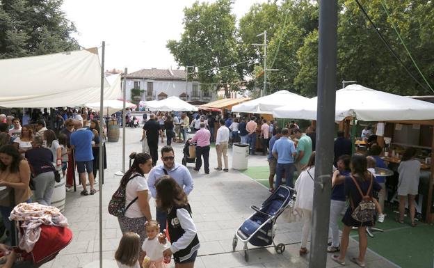 Decenas de vecinos disfrutan de las propuestas gastronómicas ofertadas el pasado año en las casetas de la Feria de Día.