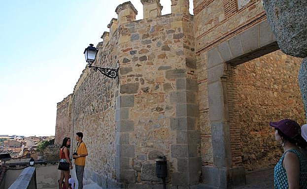 Visitantes, ayer, en el mirador del postigo del consuelo. 