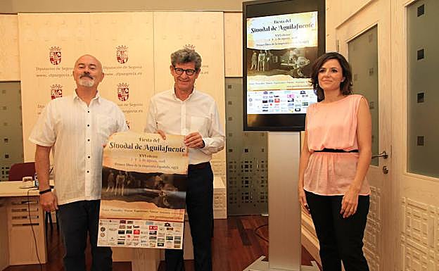 Organizadores del Sinodal y la diputada, Sara Dueñas, en la presentación del evento. 