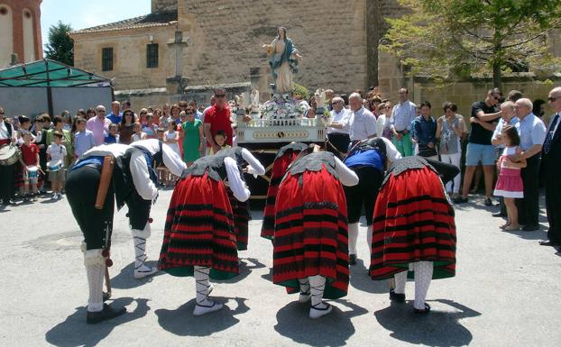 Varios vecinos con el traje regional durante la procesión. 