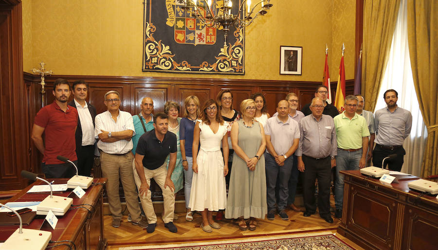 La presidenta de la Diputación, Ángeles Armisén; diputada de Servicios Sociales, María José de la Fuente y la diputada de Juventud, Carolina Valbuena, con los representantes de las entidades sociales tras la firma de los convenios. 