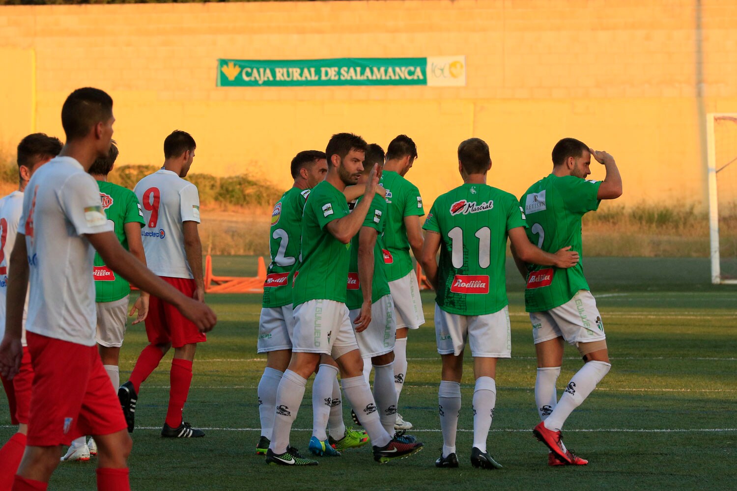 Fotos: El Guijuelo se impone al Santa Marta