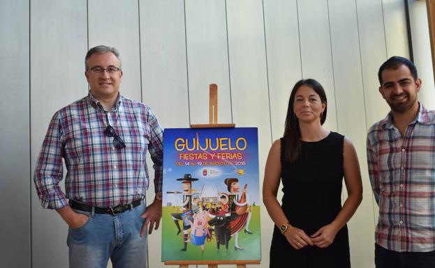 El alcalde de Guijuelo, a la izquierda, junto a los concejales de Cultura y Deportes. 