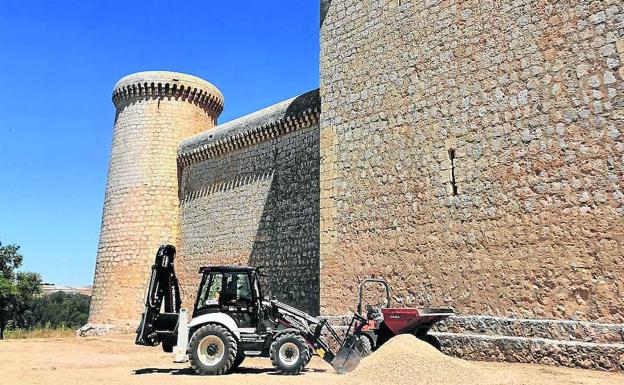 Una máquina retroexcavadora trabaja en los accesos de la fortaleza de Torrelobatón. 