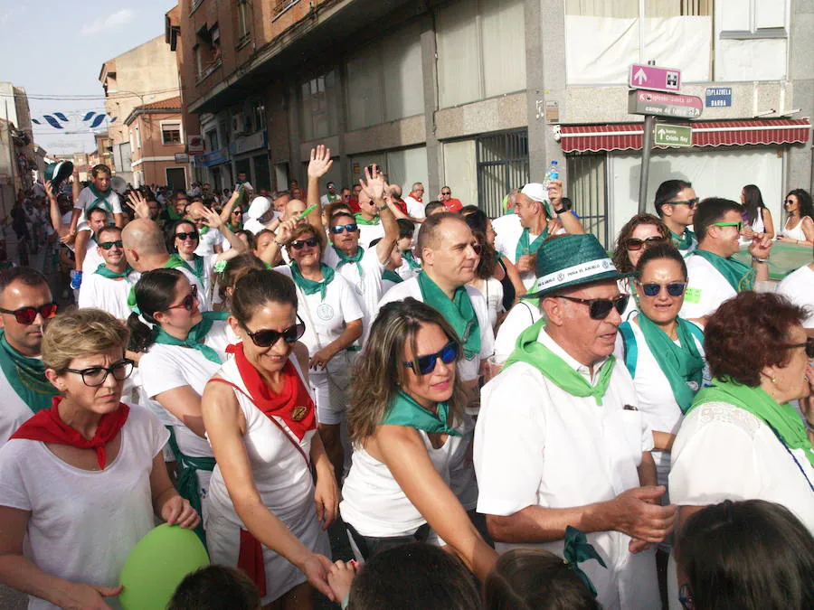 El zambombazo dio ayer pie al comienzo de las fiestas de Íscar. La música y, los toros serán protagonistas de días intensos, en los que el calor será se dejará sentir.