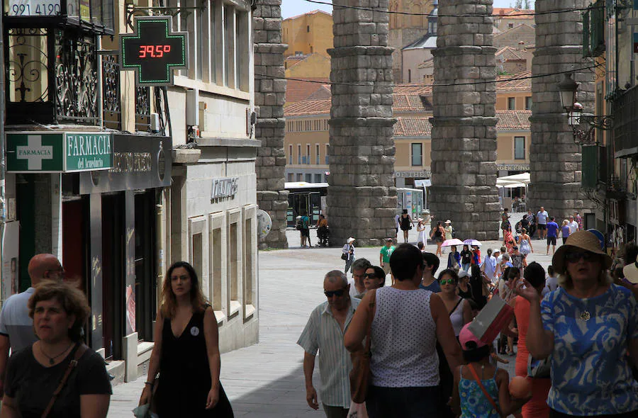 Un grupo de personas camina por la sombra en la Calle Real.