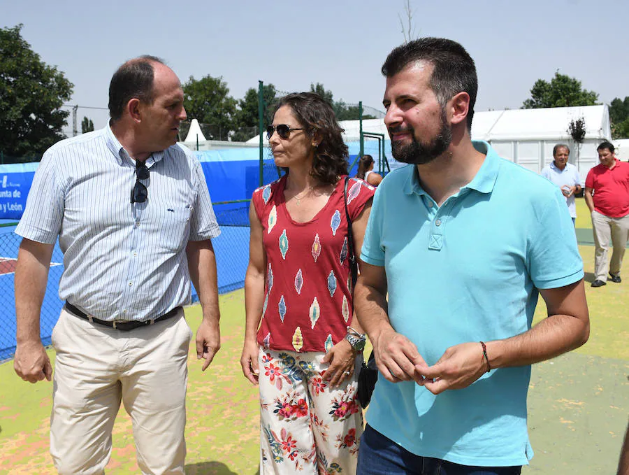 Luis Tudanca (derecha), con Virginia Ruano y José Luis Aceves en la visita al Open de El Espinar.