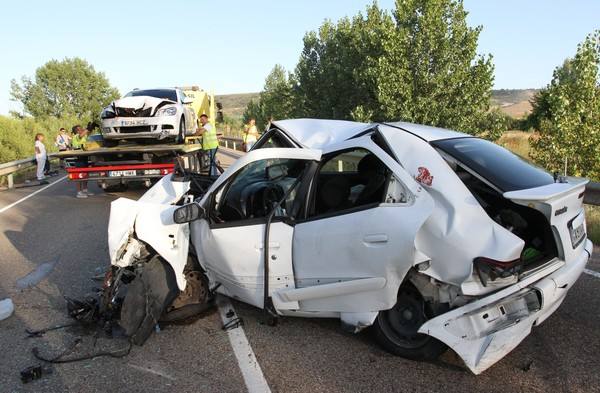 Imagen principal - Así quedaron dos de los tres turismos implicados en el accidente.