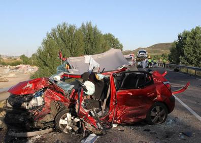 Imagen secundaria 1 - Así quedaron dos de los tres turismos implicados en el accidente.