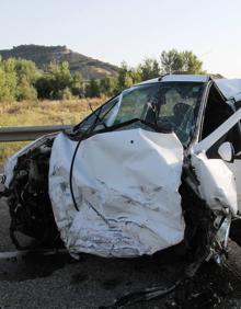 Imagen secundaria 2 - Así quedaron dos de los tres turismos implicados en el accidente.