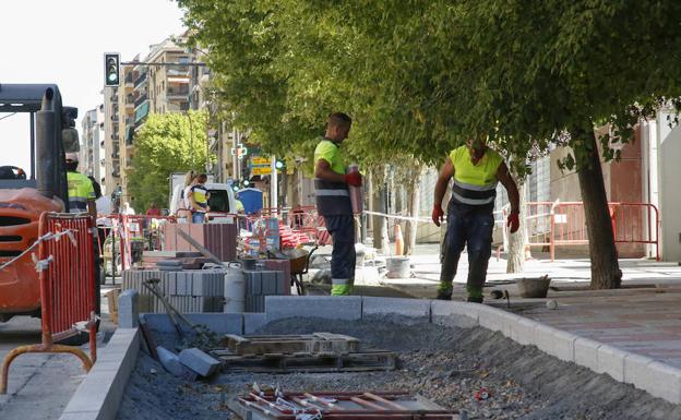 Imagen de las obras de remodelación que se ejecutan en el paseo de Canalejas. 