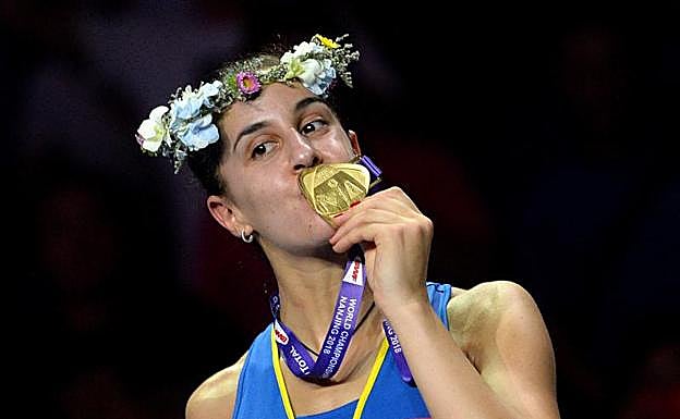 Martín besa la medalla de oro