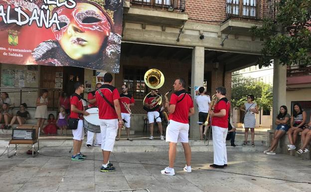 Imagen principal - Algunos participantes en el carnaval.