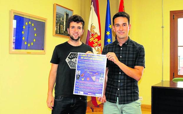 David Cid y Miguel Arribas con el cartel promocional.