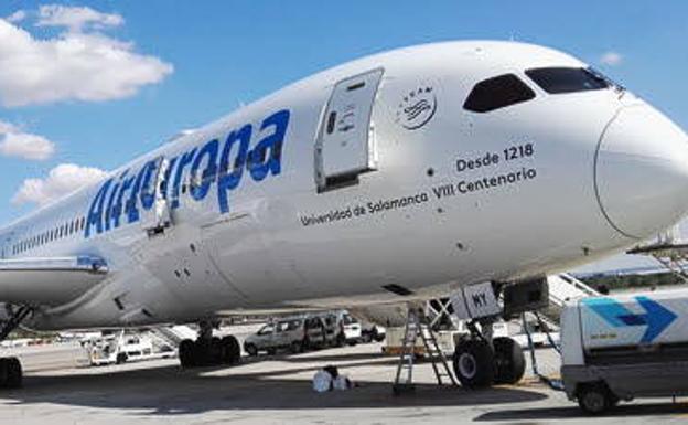 Air Europa dedica un avión al VIII Centenario de la Universidad de Salamanca