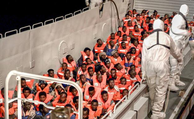 Rescate de inmigrantes en el Mediterráneo por la tripulación del buque Aquarius.
