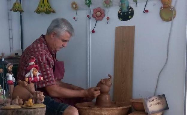 Un artesano trabaja la arcilla en una edición pasada de la Feria de Artesanía de Ávila.