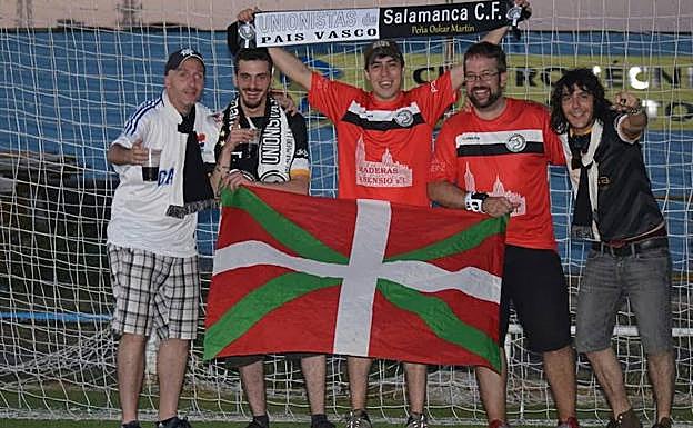 Seguidores de Unionistas ante el Mirandés. 