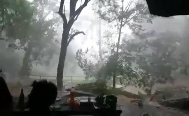 Una familia se cobija debajo de unas rocas para protegerse del tornado que se les venía encima