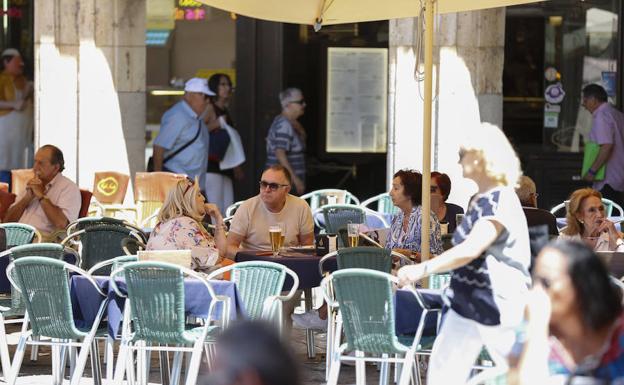 Un grupo de personas, tomando unas cañas en la Playa Mayor de Salamanca. 