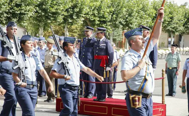 El General Enrique Jesús Biosca, saluda a la tropa durante el desfile, junto a los coroneles José García y Carlos María Bernardo. 