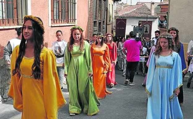 Las doncellas encabezan la procesión por el municipio.