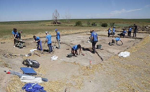 Los voluntarios trabajan en la zanja delimitada donde se halla la muralla exterior